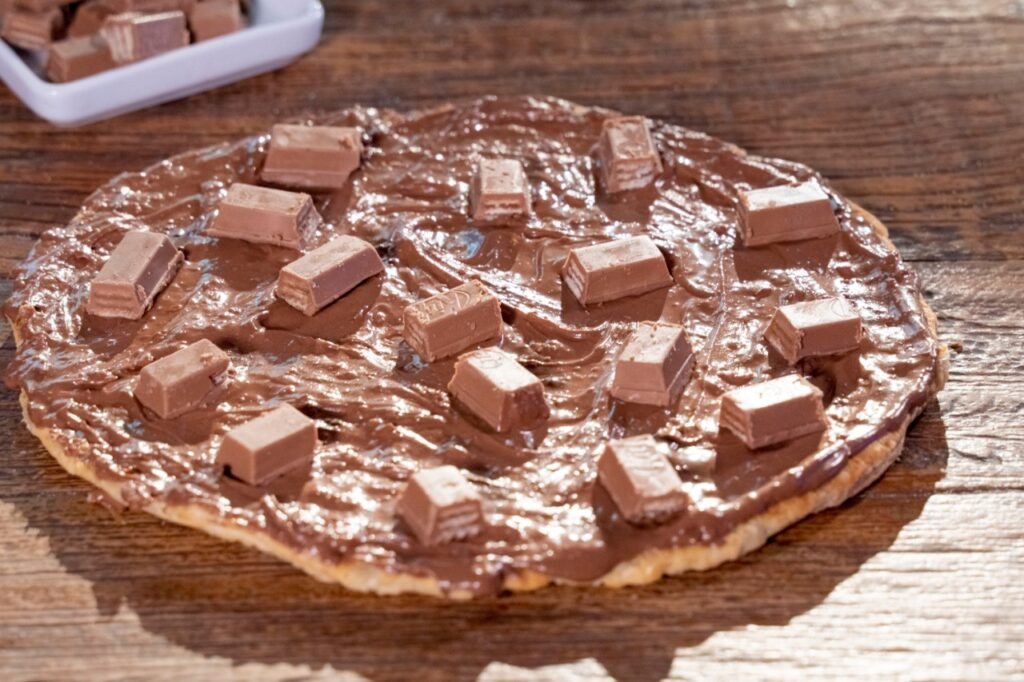 Bella Capri Realiza Parceria com a Nestlé e Lança Pizza Feita de Kitkat