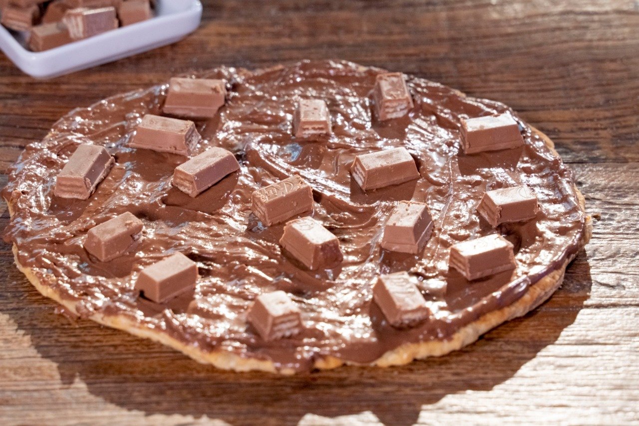 BELLA CAPRI REALIZA PARCERIA COM A NESTLÉ E LANÇA PIZZA FEITA DE KITKAT