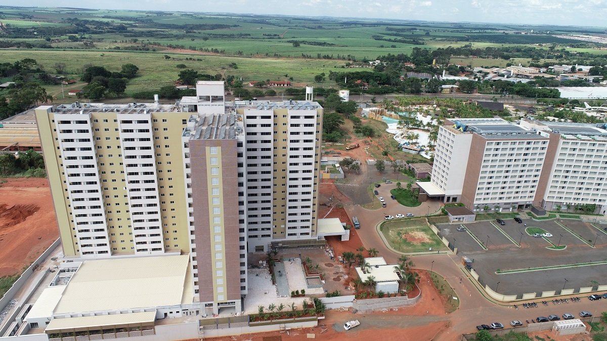 GRUPO FERRASA ENTREGA HOT BEACH SUITES COM UPGRADE