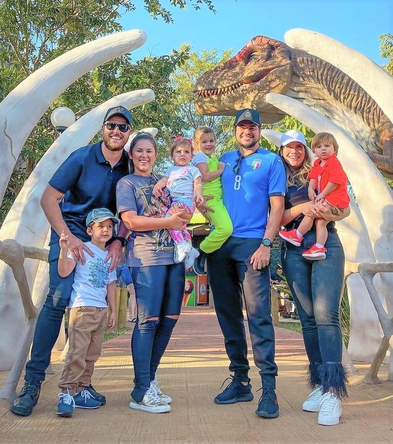 “VALE DOS DINOSSAUROS EM OLÍMPIA RECEBE A VISITA DA DUPLA ZÉ NETO E CRISTIANO”