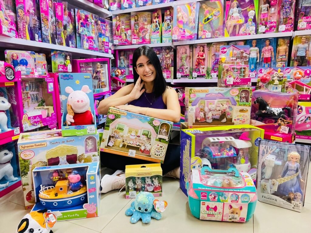 Proprietária de Loja de Brinquedos, Karla Verbena, Afirma Maior Expectativa de Vendas para Este Ano no Dia das Crianças