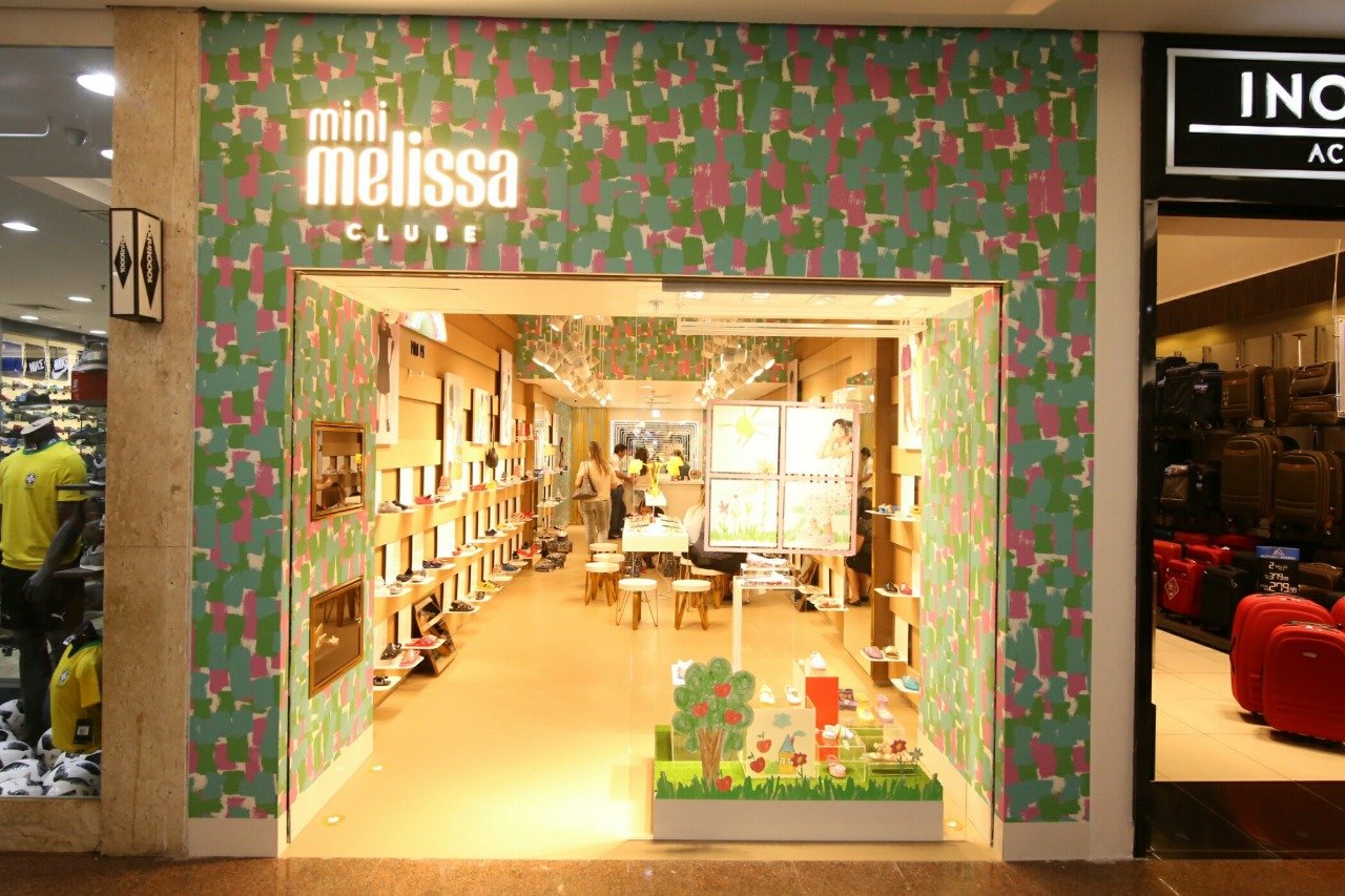 MINI MELISSA DO RIOPRETO SHOPPING RECEBE COLEÇÃO ESPECIAL DIA DAS CRIANÇAS