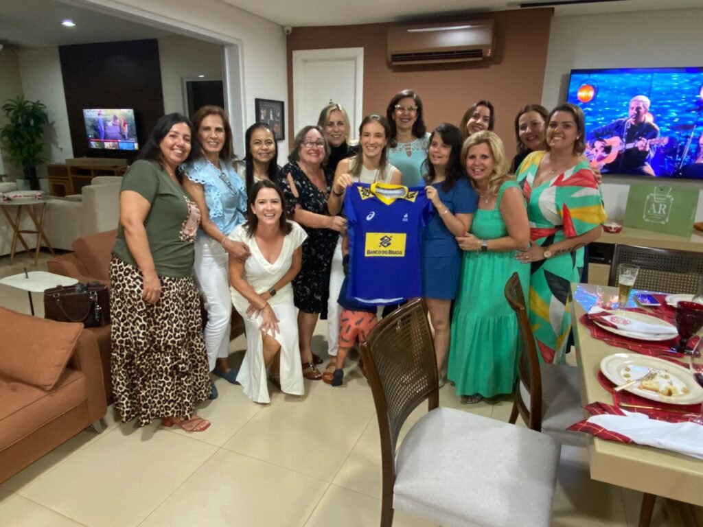 Buteco do Gustavo Lima Ajuda a Arcd, Pedindo Doação de Camiseta à Atleta Medalhista Carol Gattaz