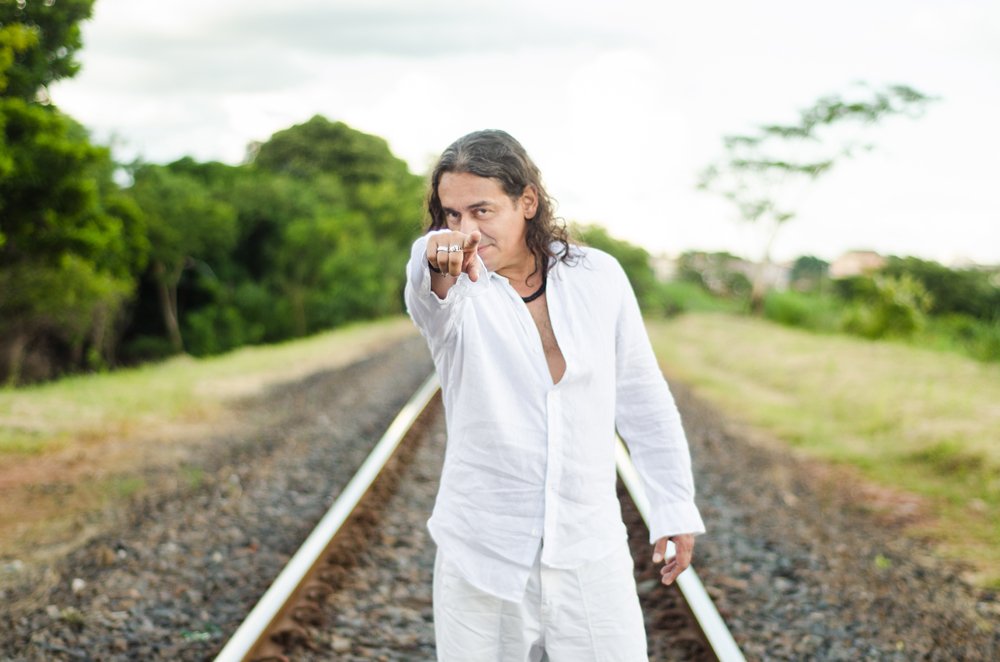 LUÍS DILLAH EXALTA UMA ‘NOVA HUMANIDADE’ EM SEU TERCEIRO REGISTRO DE ESTÚDIO