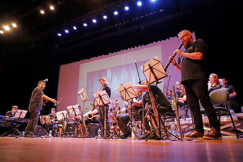 SÃO PAULO BIG BAND REÚNE MAIS DE 1,2MIL NO TEATRO PAULO MOURA