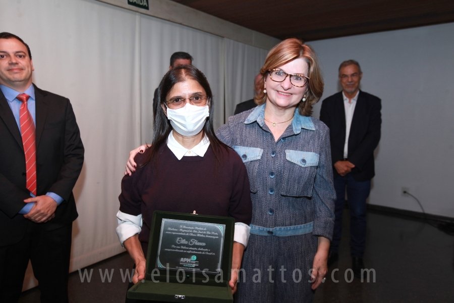 HOMENAGEM DA SMC AOS MÉDICOS E PROFISSIONAIS DA SAÚDE QUE TRABALHARAM NA LUTA CONTRA O COVID-19 - Eloisa Mattos