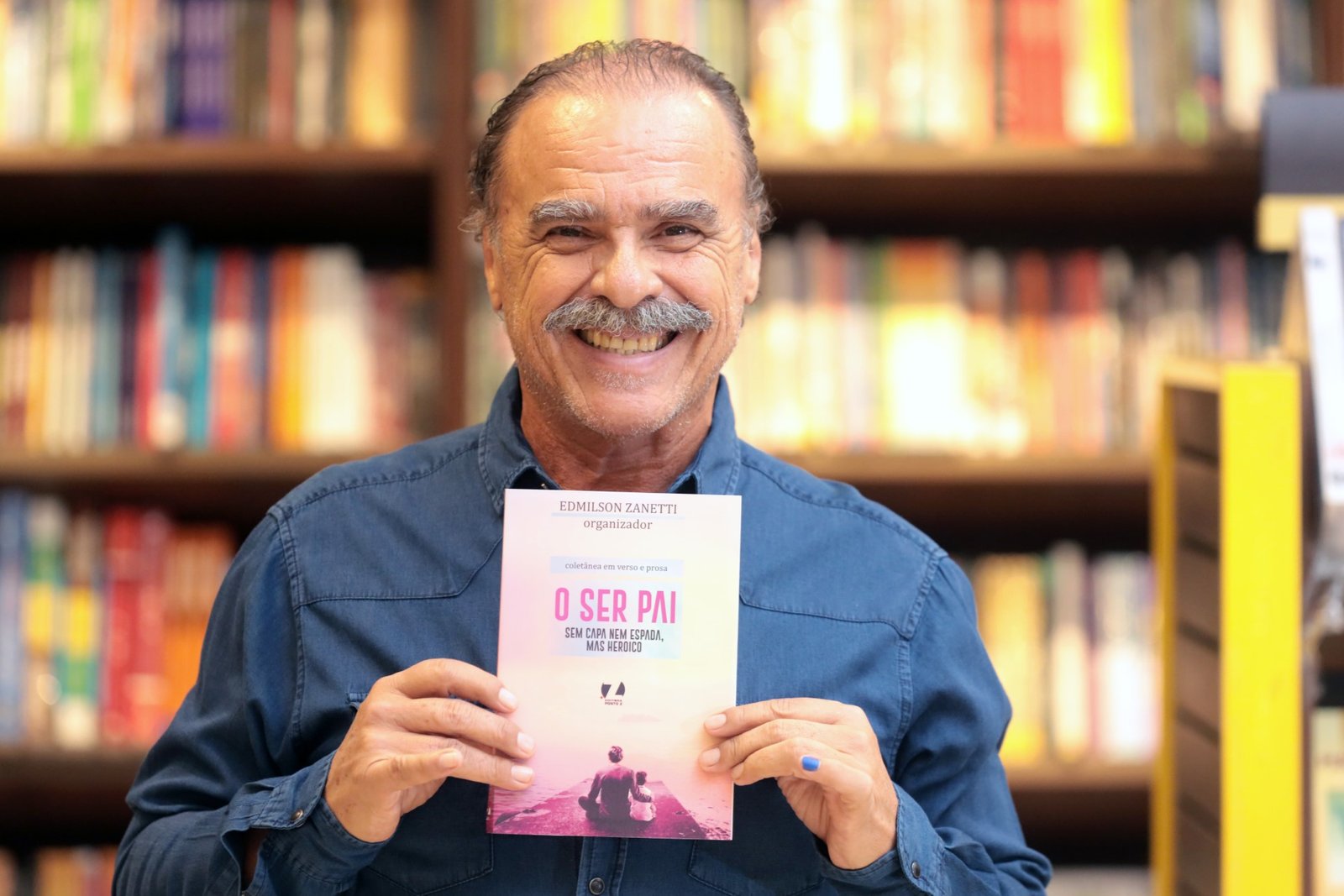 PAIS SÃO HOMENAGEADOS EM LIVRO