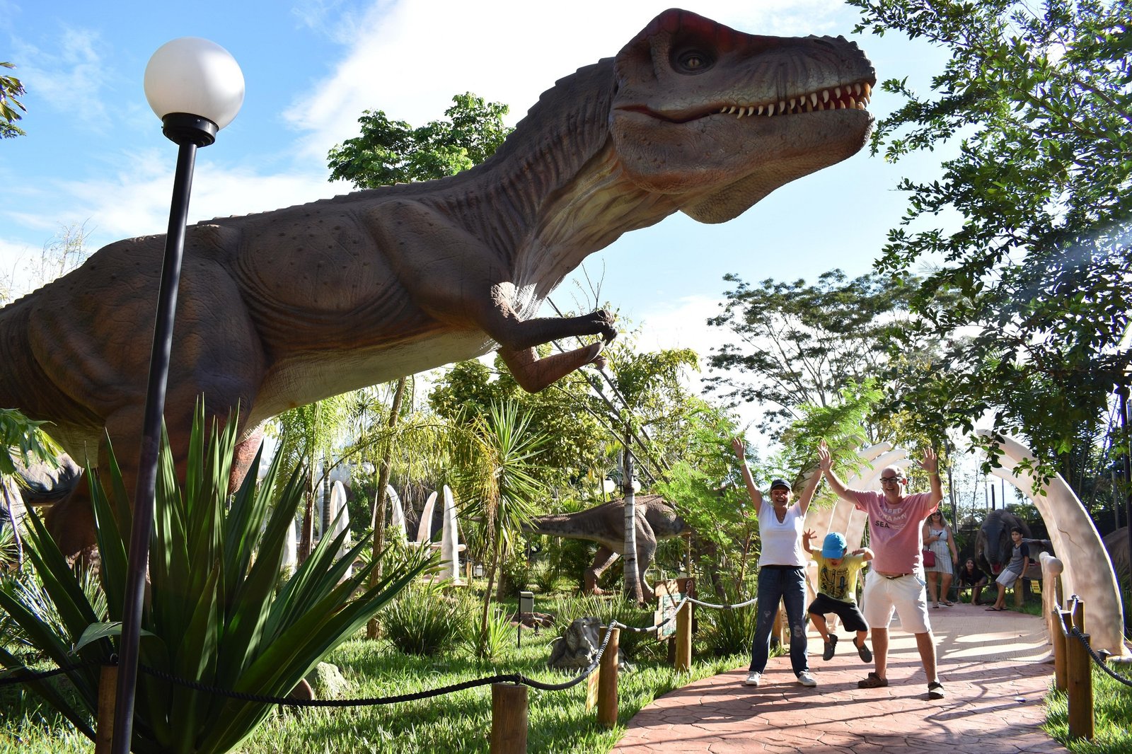 DIA DOS PAIS NO VALE DOS DINOSSAUROS E MUSEU DE CERA