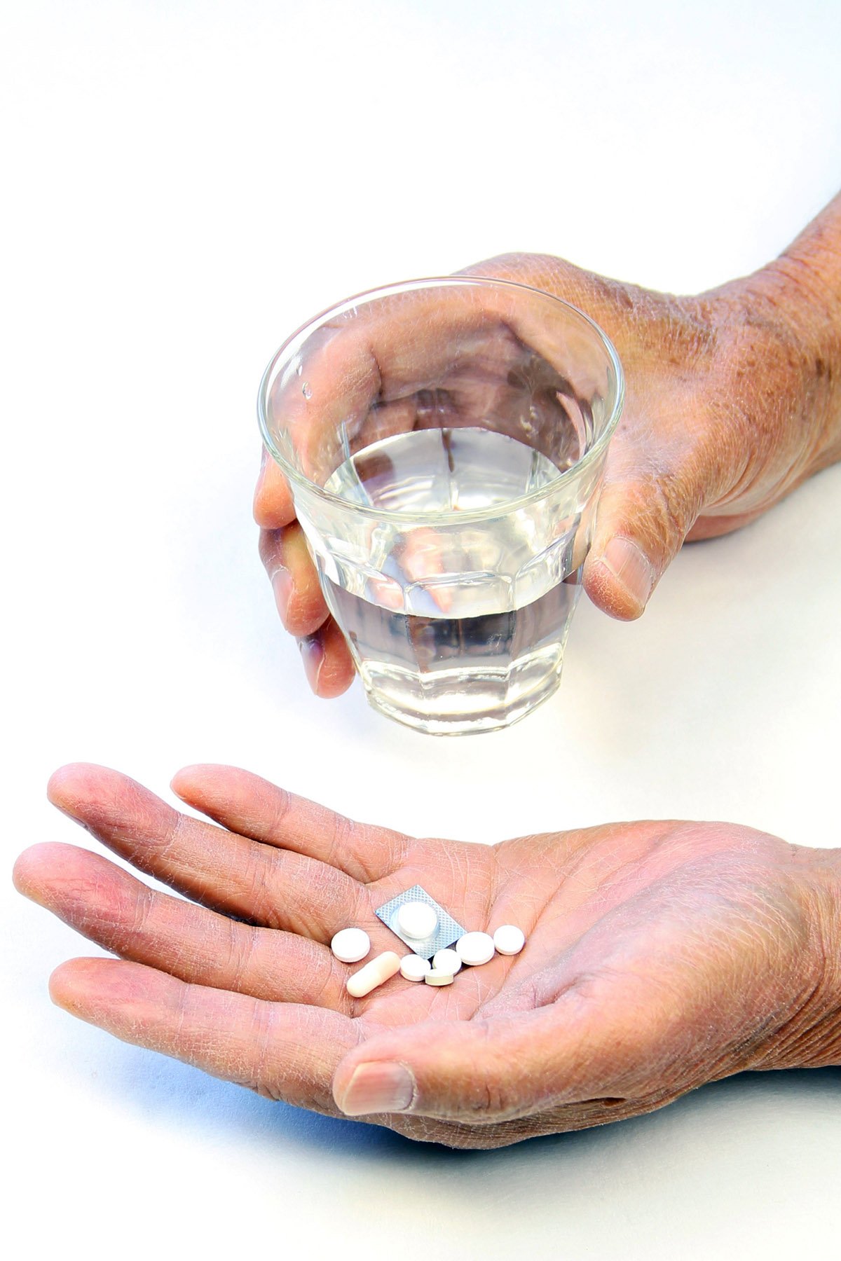 SINAL DE ALERTA: 7 VERDADES SOBRE O PERIGO DA AUTOMEDICAÇÃO