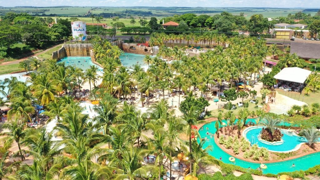 Hot Beach Parque & Resorts Tem 180 Vagas Abertas para Alta Temporada