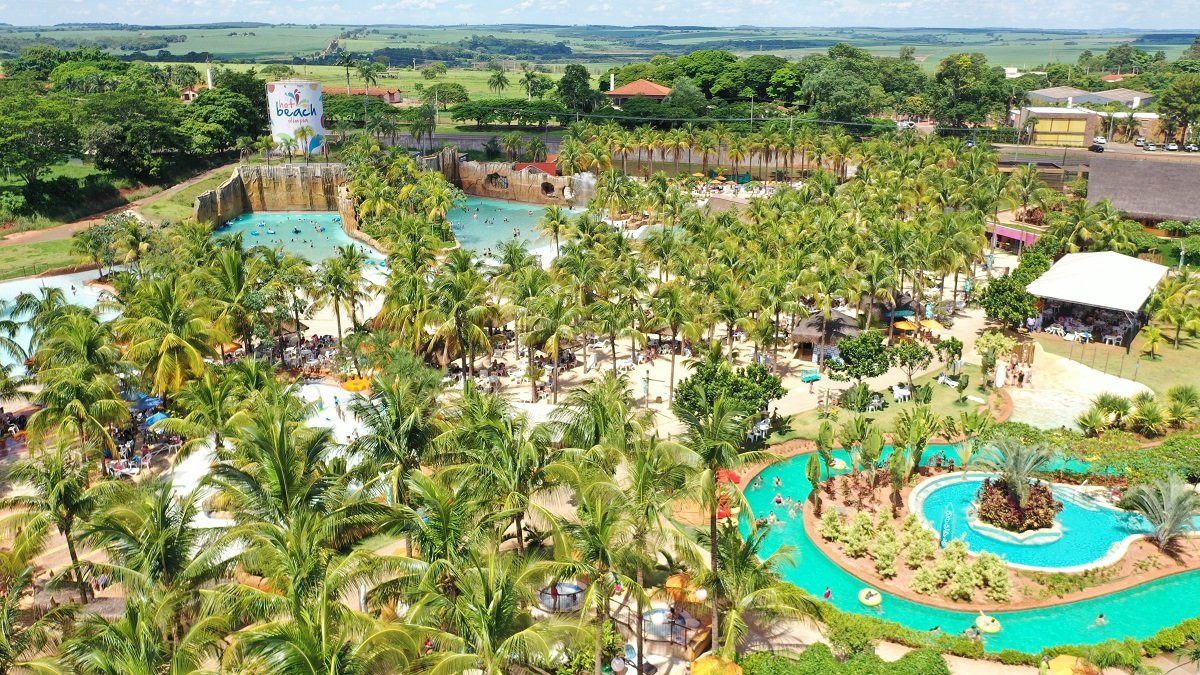 HOT BEACH PARQUE & RESORTS TEM 180 VAGAS ABERTAS PARA ALTA TEMPORADA