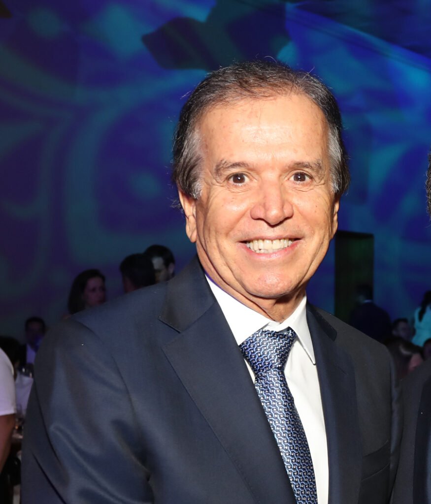 Livro Traz Meio Século de Vida Pública de Edinho Araujo