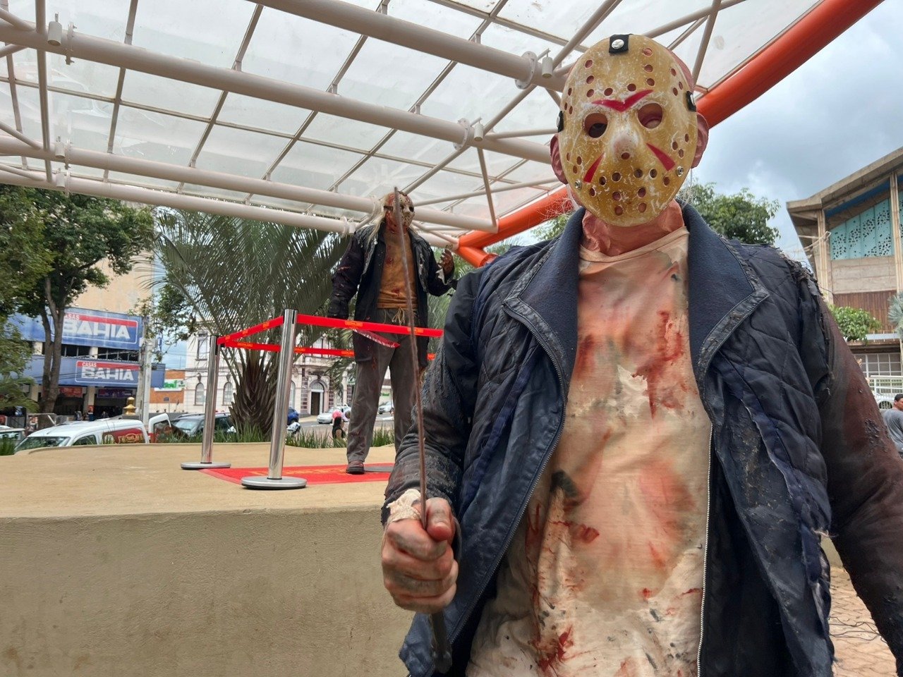 JASON, PERSONAGEM DE SEXTA-FEIRA 13, LEVA DIVERSÃO E TERROR AO MUSEU DE CERA DE OLÍMPIA (SP)