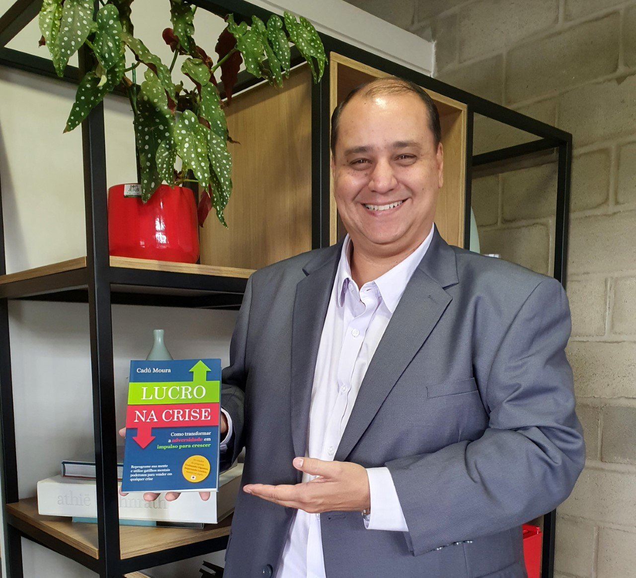 CADU MOURA LANÇA O LIVRO “LUCRO NA CRISE”