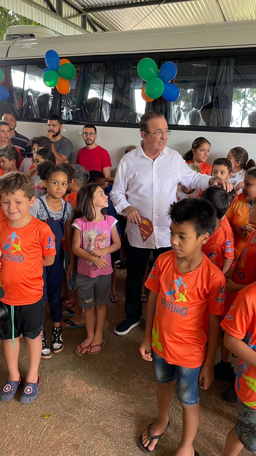 MOTTA ENTREGA MICRO-ÔNIBUS PARA O PROJETO MAQUININHA DO FUTURO, EM RIO PRETO