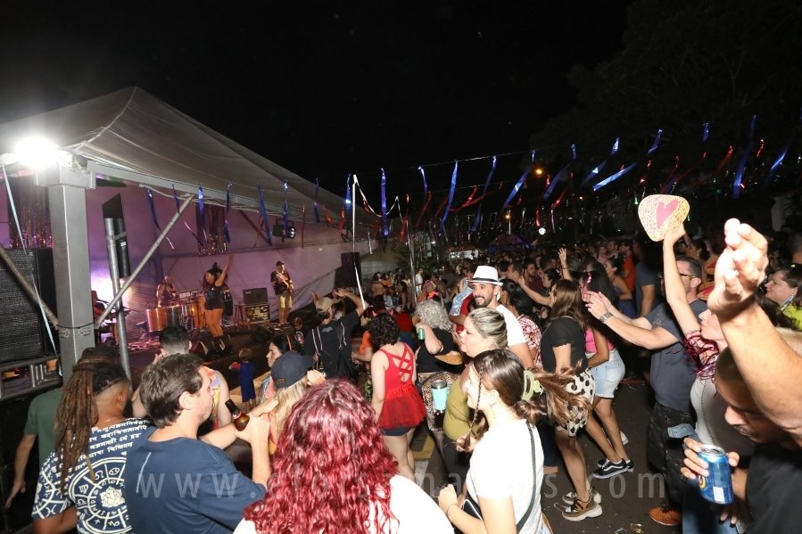 BLOCO CAPIVARA ANIMA A SEXTA-FERA DO CARNAVAL DE RUA EM RIOPRETO - Eloisa Mattos