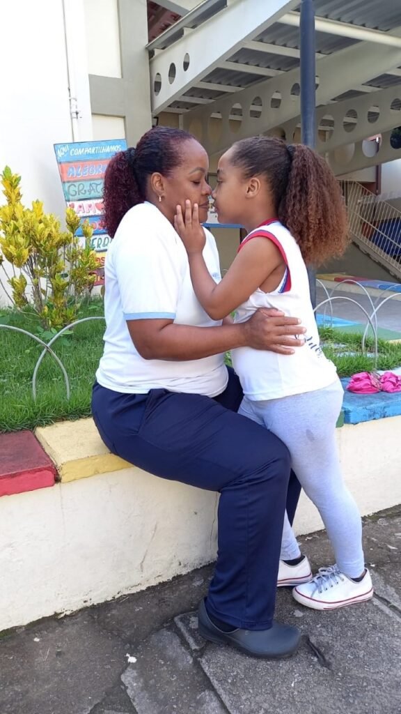 Amor de Mãe – Mulher Se Torna Cuidadora para Entender Melhor o Autismo da Filha