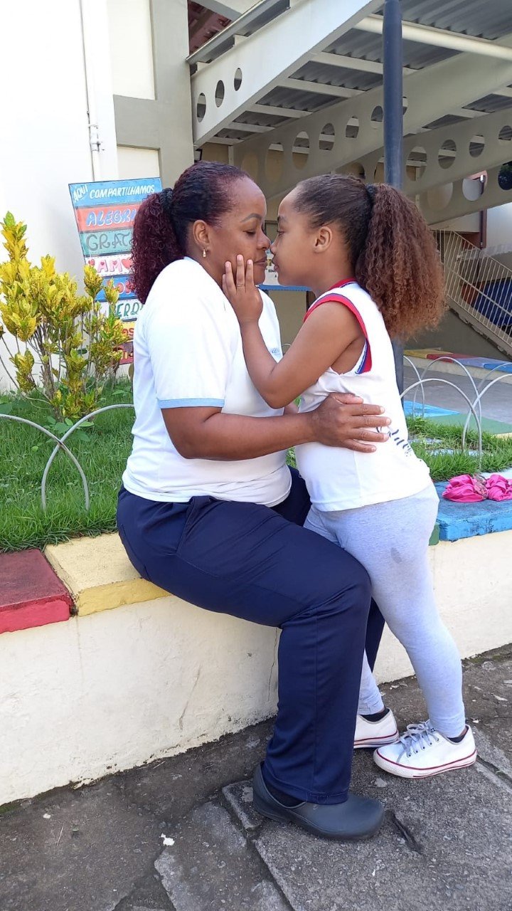 AMOR DE MÃE – MULHER SE TORNA CUIDADORA PARA ENTENDER MELHOR O AUTISMO DA FILHA