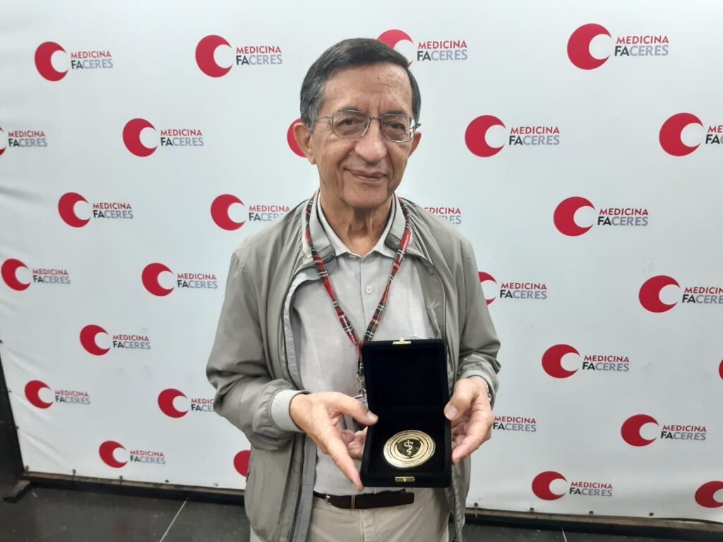 Professor da Faculdade de Medicina Faceres, Recebe Medalha de 50 Anos Como Médico