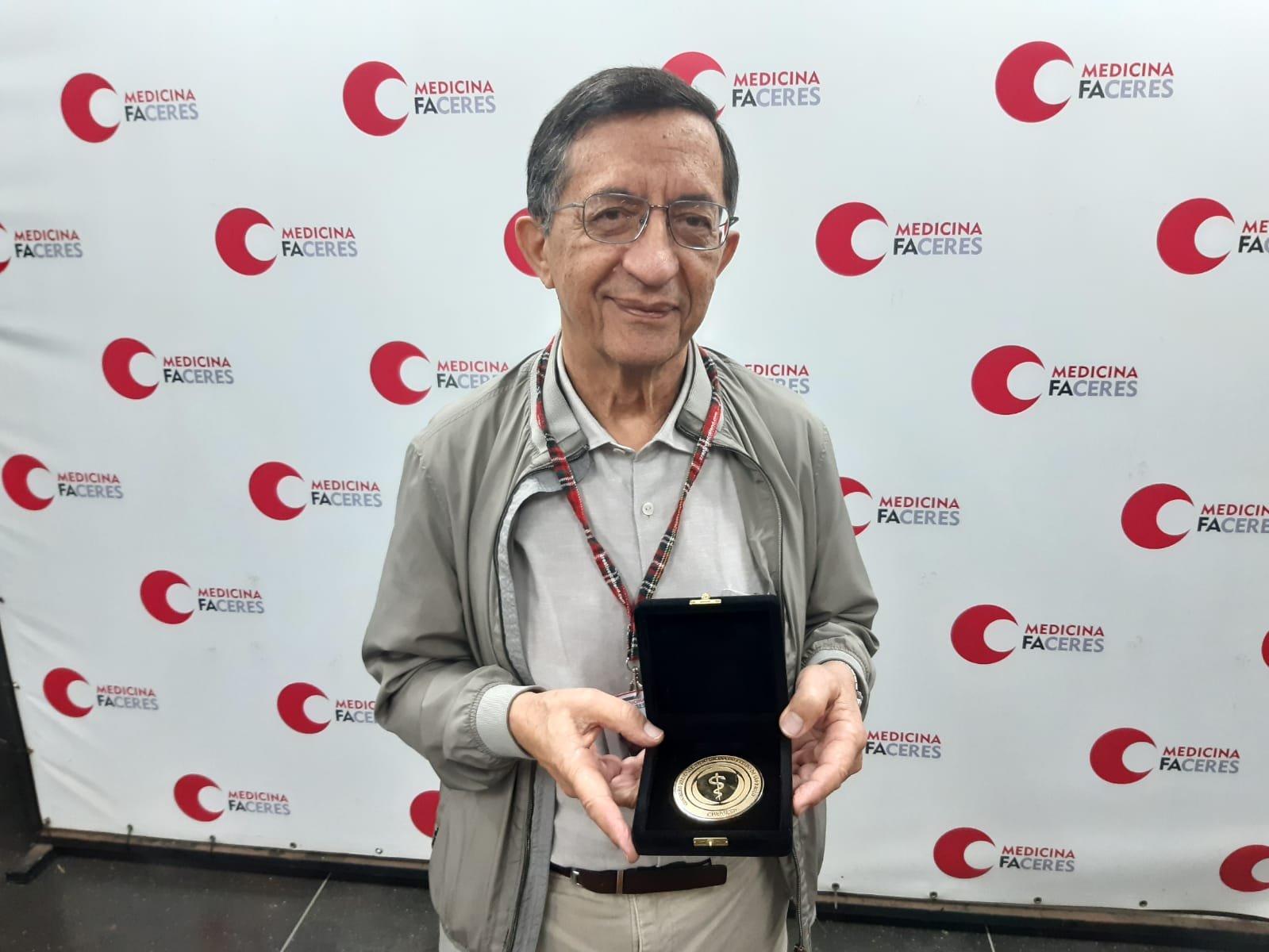 PROFESSOR DA FACULDADE DE MEDICINA FACERES, RECEBE MEDALHA DE 50 ANOS COMO MÉDICO