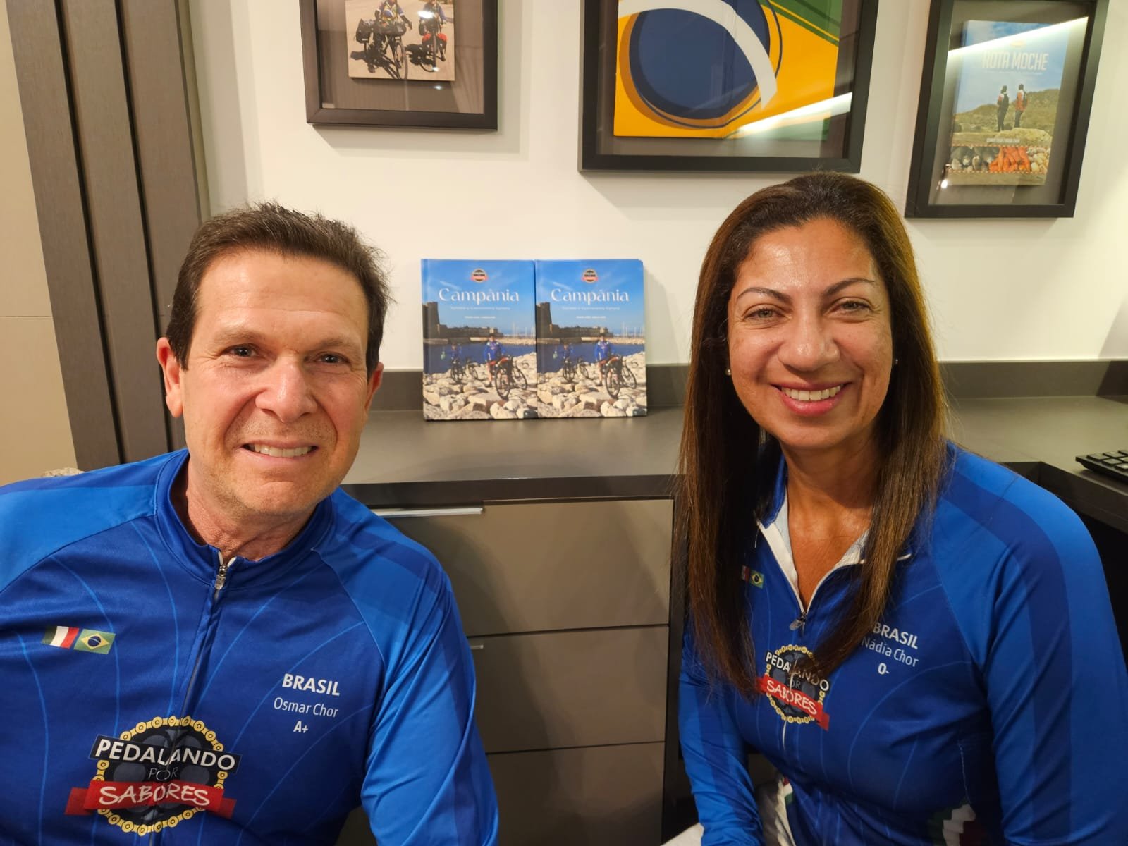 OSMAR E NADIA CHOR LANÇAM NO RIOPRETO SHOPPING SEGUNDO LIVRO E EXPOSIÇÃO DA SÉRIE: “PEDALANDO POR SABORES”