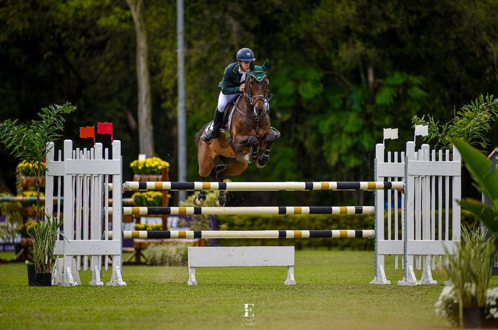 ATLETA RIO-PRETENSE DE 15 ANOS SEW DESTACA NO SUL AMERICANO DE HIPISMO