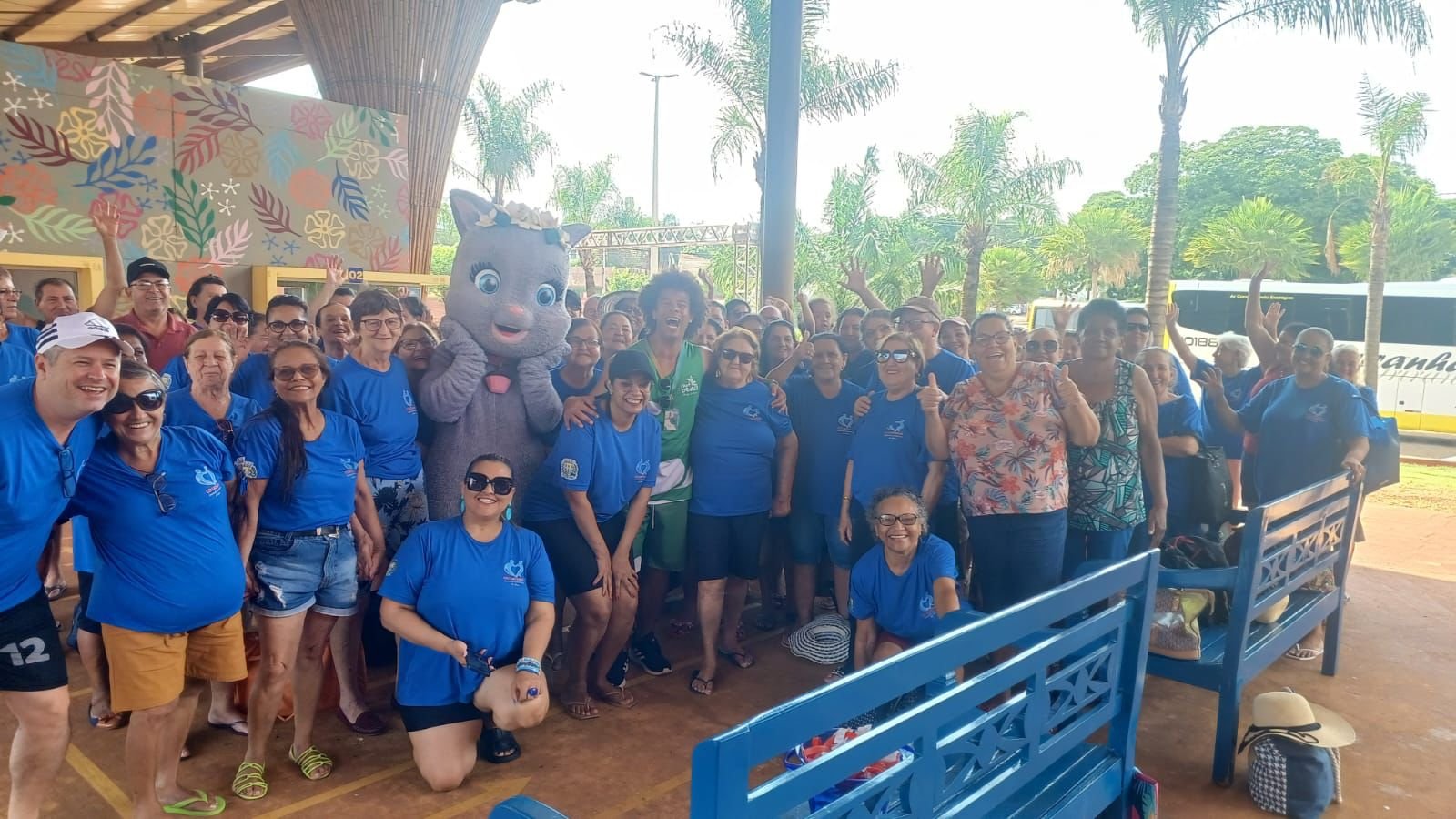 EM N OVA AÇÃO SOCIAL O HOT BEACH OLÍMPIA RECEBE GRUPO DE IDOSOS