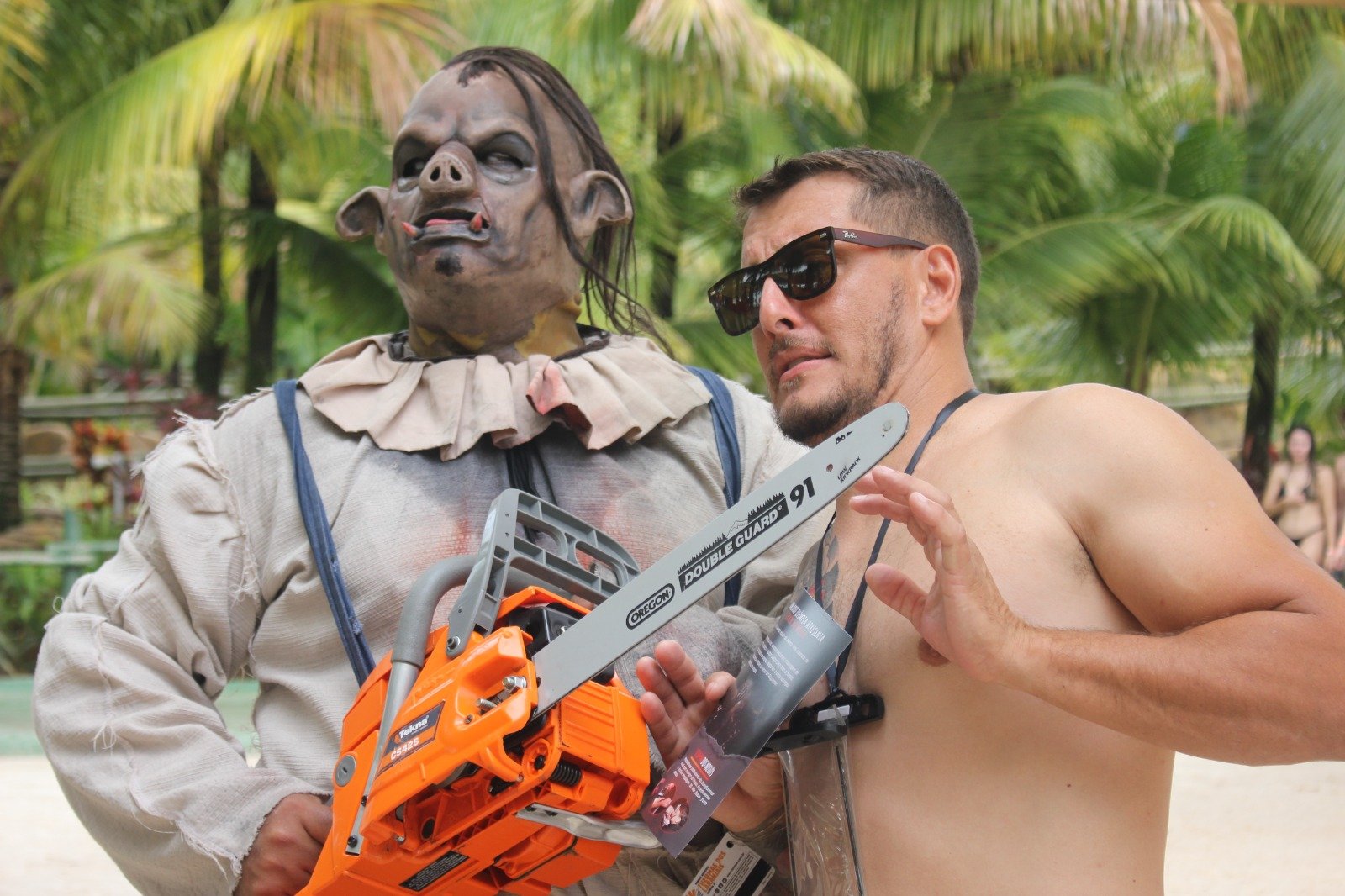 MONSTROS DO MUSEU DE CERA INVADE THERMAS DOS LARANJAIS