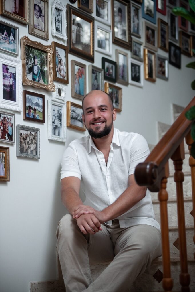 Professor e Jornalista  Santiago Naliato Garcia Lança Livro com Crônicas Que Publica na Internet Ha Mais de 15 Anos