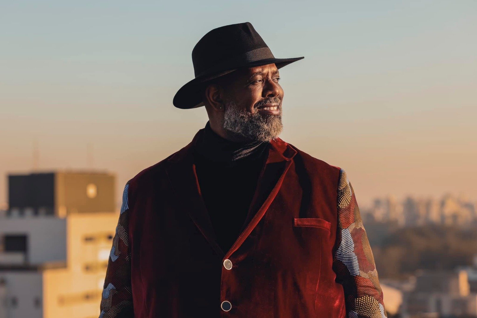 CANTOR PÉRICLES AGITA PÚBLICO DURANTE A QUARTA NOITE DE FESTIVAL EM OLÍMPIA