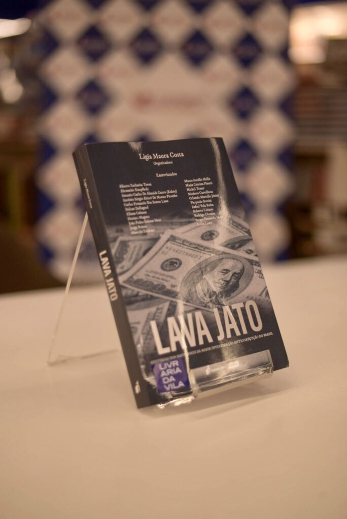 Ligia Maura Costa Realiza Noite de Autógrafos no Riopreto Shopping Sob Bastidores da Lava Jato