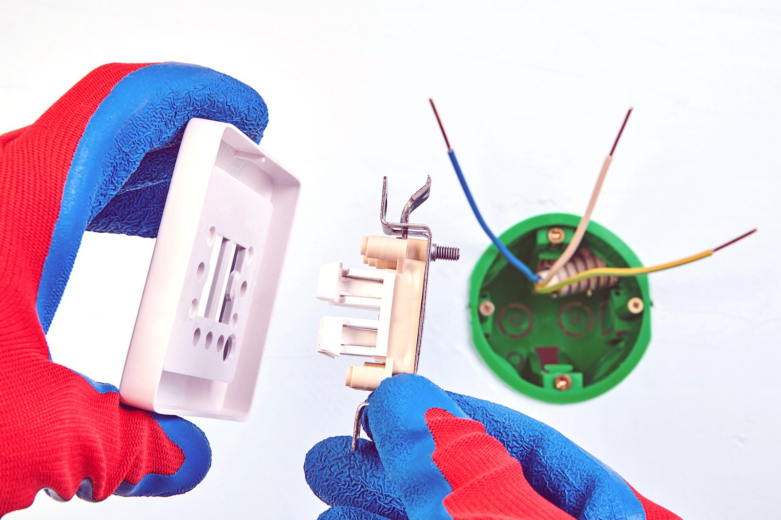 SANESSOL E SENAI MIRASSOL REALIZAM CURSO GRATUITO DE ELÉTRICA