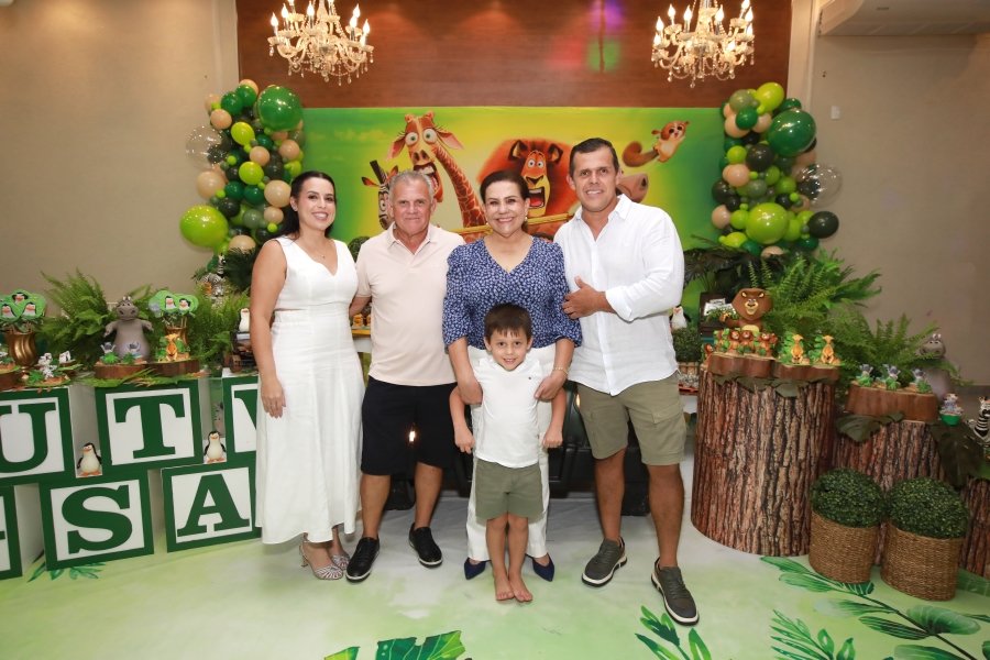 GUSTAVINHO COMPLETA 5 ANOS  COM TEMA  “MADAGASCAR” - Eloisa Mattos