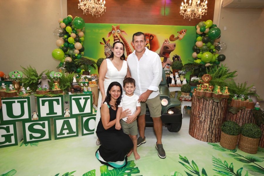 GUSTAVINHO COMPLETA 5 ANOS  COM TEMA  “MADAGASCAR” - Eloisa Mattos