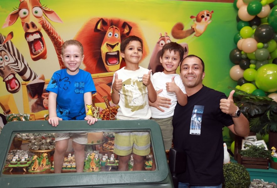 GUSTAVINHO COMPLETA 5 ANOS  COM TEMA  “MADAGASCAR” - Eloisa Mattos