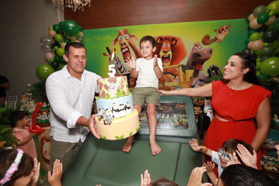 GUSTAVINHO COMPLETA 5 ANOS  COM TEMA  “MADAGASCAR” - Eloisa Mattos