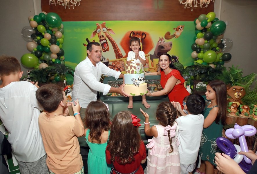 GUSTAVINHO COMPLETA 5 ANOS  COM TEMA  “MADAGASCAR” - Eloisa Mattos