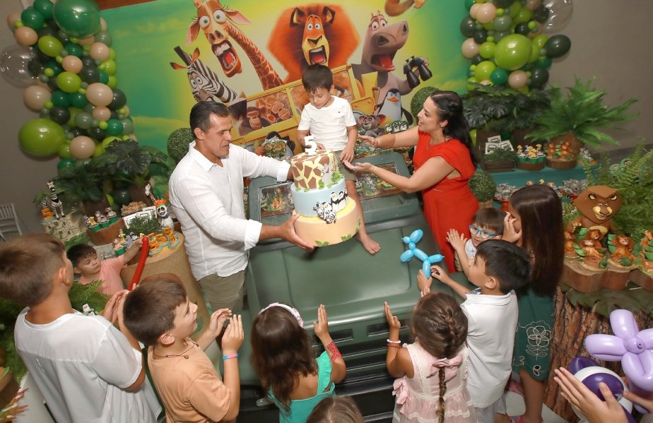 GUSTAVINHO COMPLETA 5 ANOS  COM TEMA  “MADAGASCAR” - Eloisa Mattos
