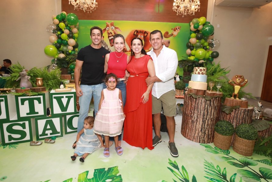 GUSTAVINHO COMPLETA 5 ANOS  COM TEMA  “MADAGASCAR” - Eloisa Mattos