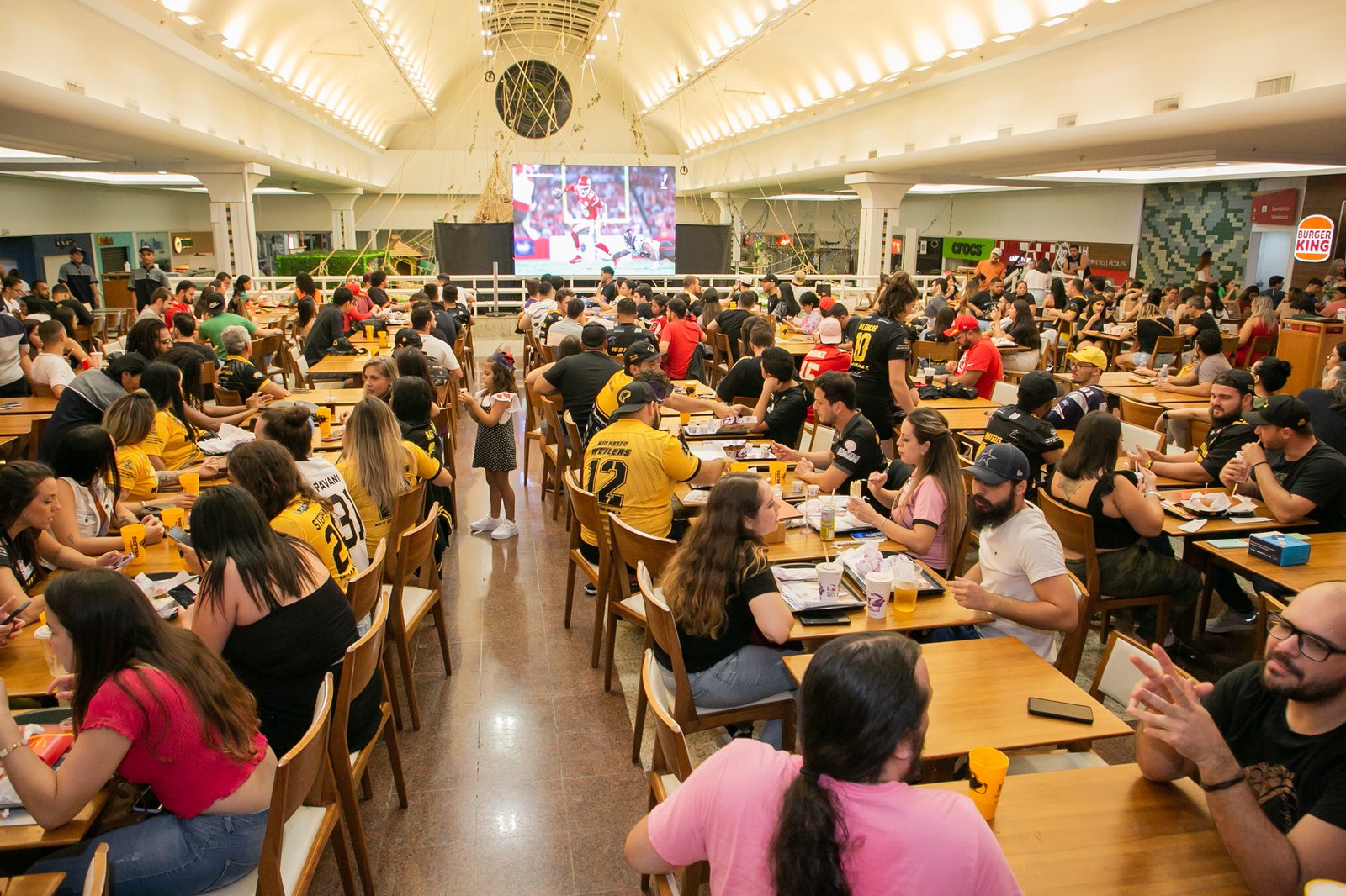 RIOPRETO SHOPPING TRANSMITE FINAL DO SUPER BOWL COM O RIO PRETO WEILERS E NEW ERA