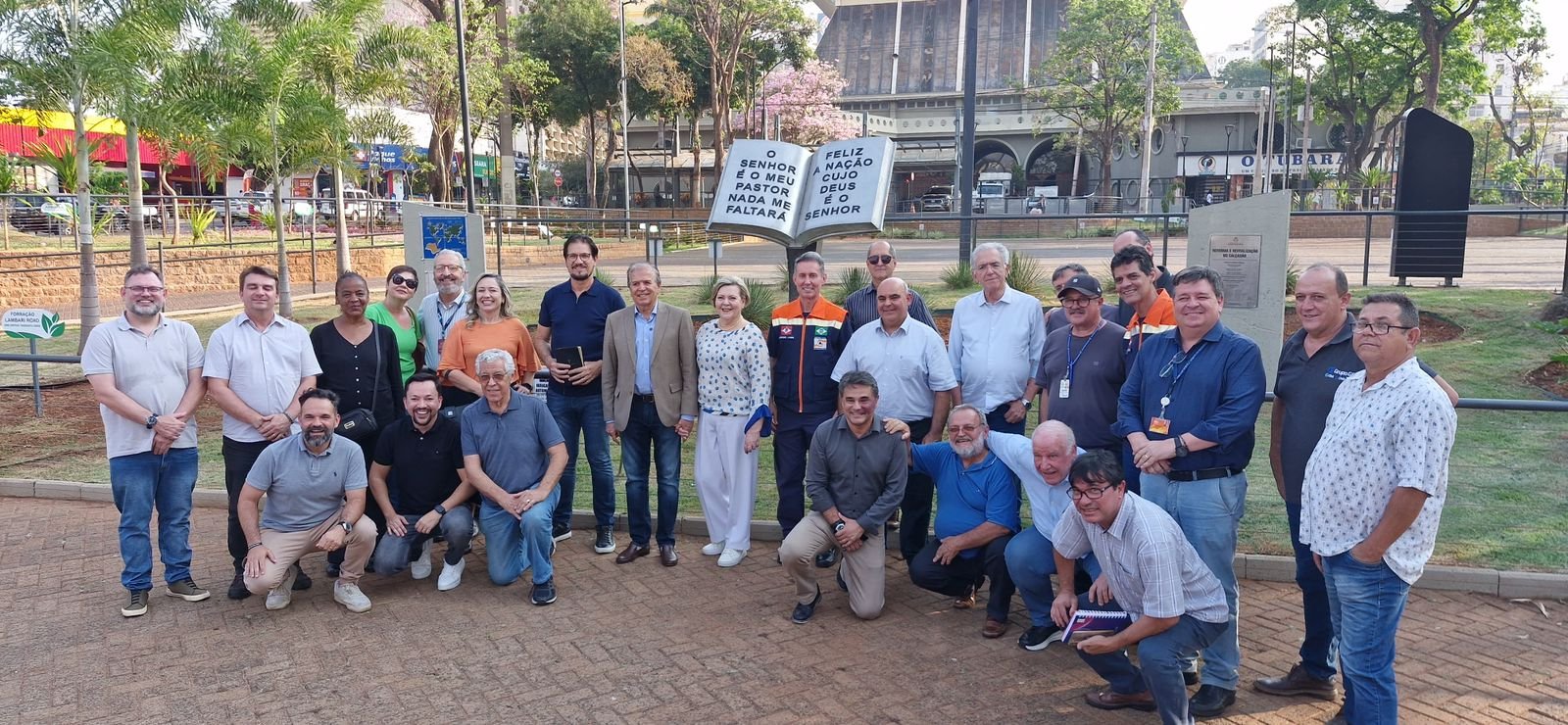 MONUMENTO À BÍBLIA É INSTALADO NA PRAÇA DOM JOSÉ MARCONDES
