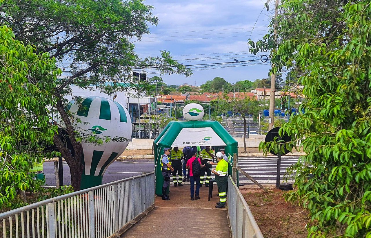 AÇÃO DA ECONOROESTE EM RIO PRETO REFORÇA A IMPORTÂNCIA DO USO DAS PASSARELAS