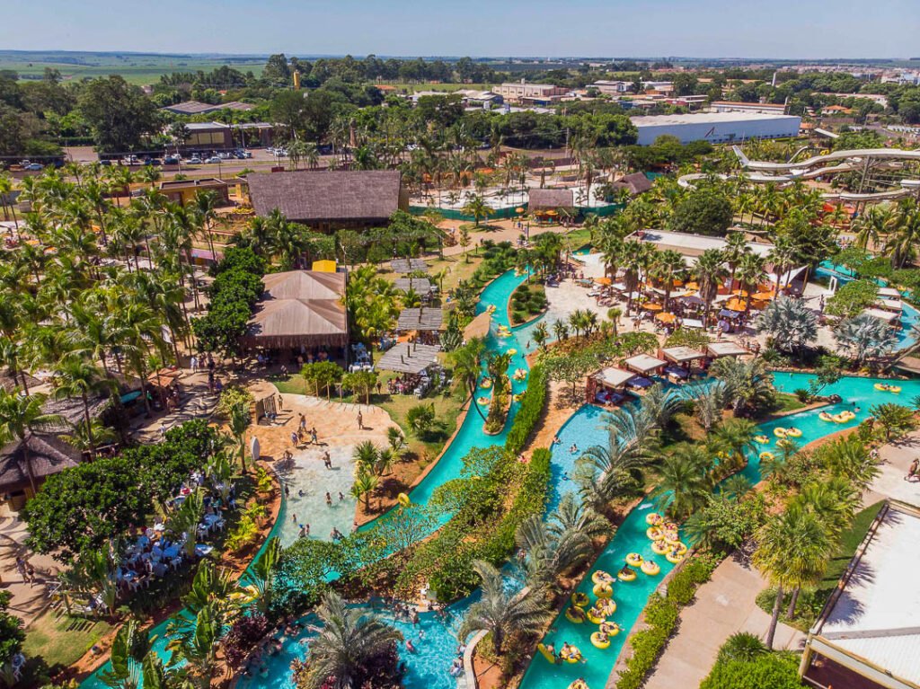 Sertanejo Weekend no Hot Beach Entrega Show Exclusivo, Hospedagem e Parque Aquático a Partir de R$ 900 a Diária para Casal e Até 2 Crianças