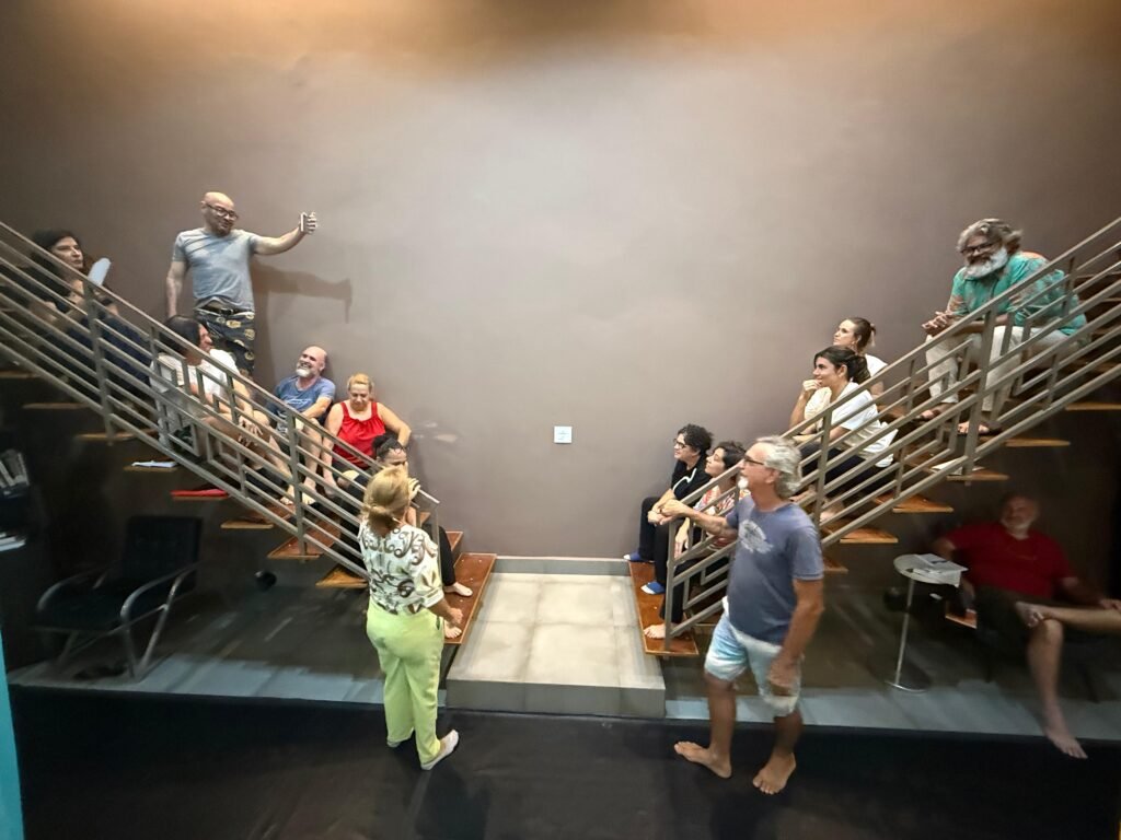 Companhia Azul Celeste Realiza Espetáculo “Evoé 84”, Encenado por Alunos do Curso de Teatro para Pessoas 50+