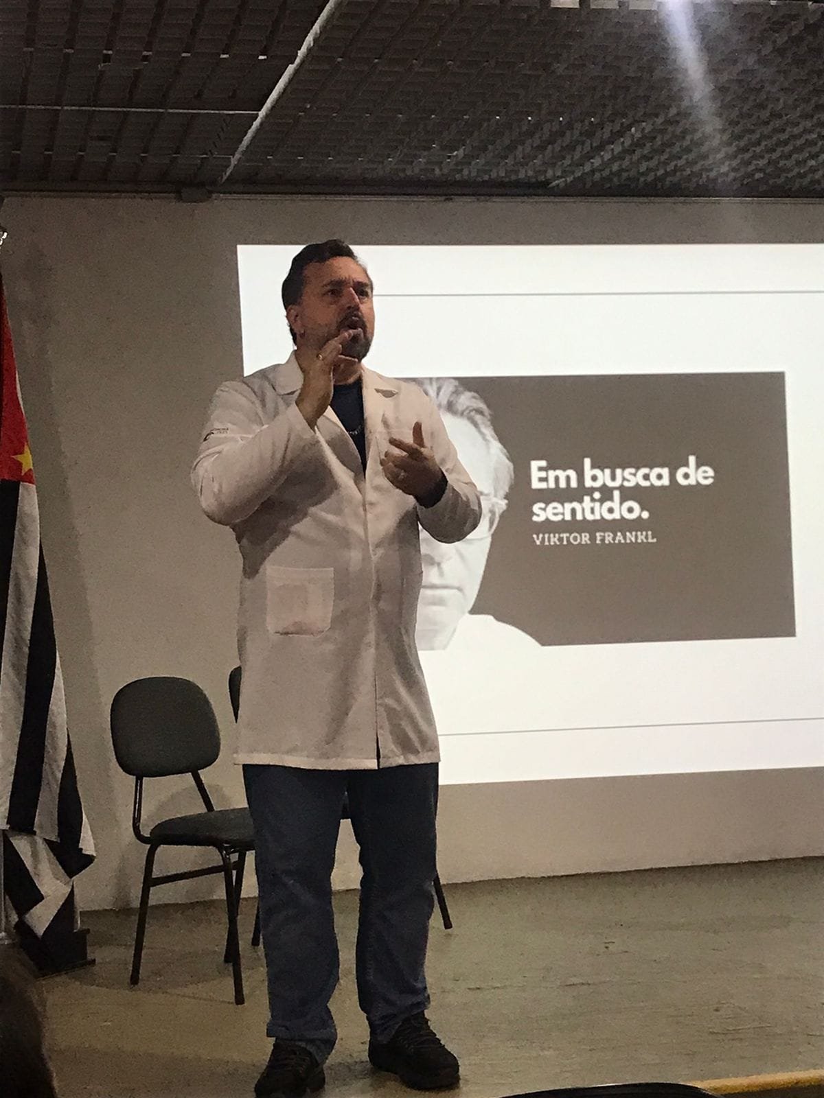 *SIMPÓSIO EM LIBRAS OFERECE PALESTRAS SOBRE CUIDADOS PALIATIVOS*, *ESPIRITUALIDADE E ATENDIMENTOS PARA A COMUNIDADE SURDA*