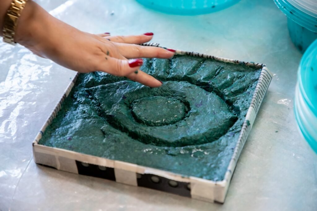 Artista Plástica Cristiana de Freitas Realiza Oficinas Gratuitas de Azulejaria de Papel em 3 Locais de São José do Rio Preto