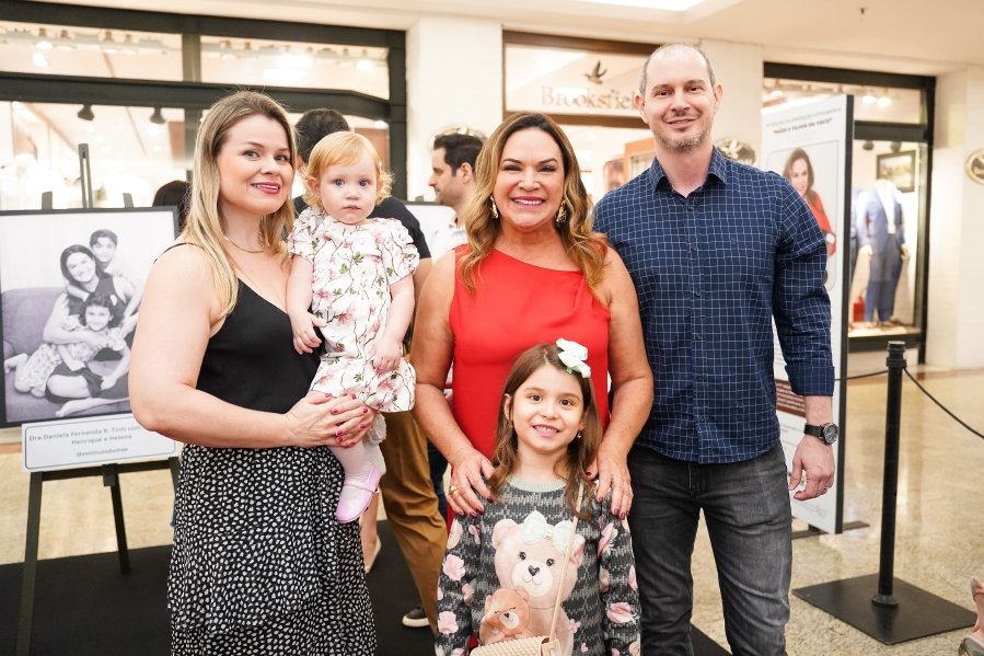 COQUETEL DE ABERTURA DA 17ª EDIÇÃO DA EXPOSIÇÃO FOTOGRÁFICA “MÃES E FILHOS EM FOCO” RIOPRETO SHOPPING CENTER - Eloisa Mattos