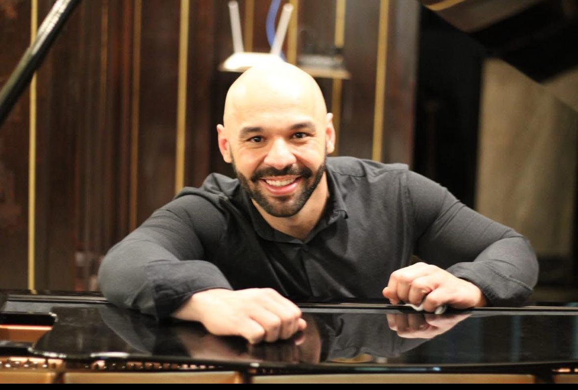 JULIANO PEREIRA PILONI CELEBRA OITO ANOS DE CARREIRA EM SÃO PAULO COM TRAJETÓRIA MARCADA POR TALENTO, ENSINO E GRANDES PARCERIAS MUSICAIS