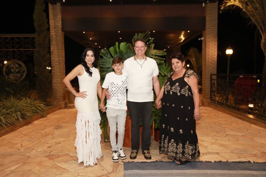  ANIVERSÁRIO EM DOSE DUPLA – UMA NOITE INESQUECÍVEL PARA OS AMIGOS: CLEITINHO E RICARDO - Eloisa Mattos