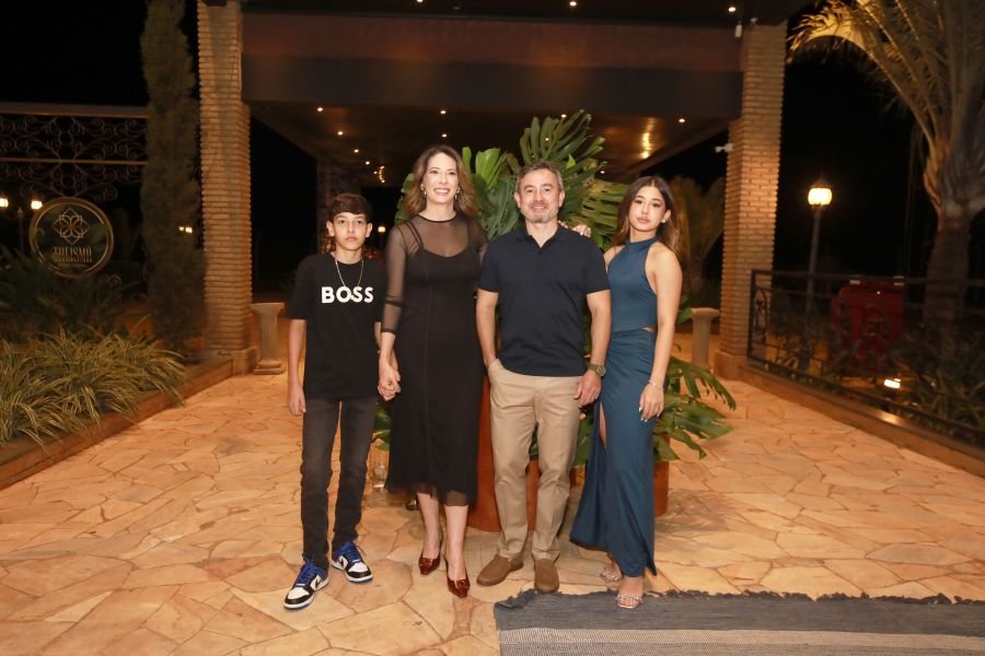  ANIVERSÁRIO EM DOSE DUPLA – UMA NOITE INESQUECÍVEL PARA OS AMIGOS: CLEITINHO E RICARDO - Eloisa Mattos